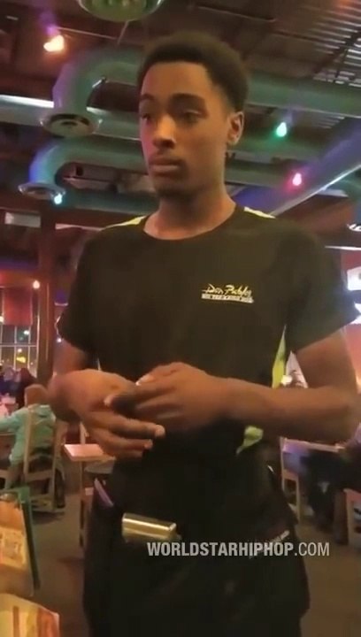 Il donne 300$ de pourboire au serveur qui pleure tout ému !
