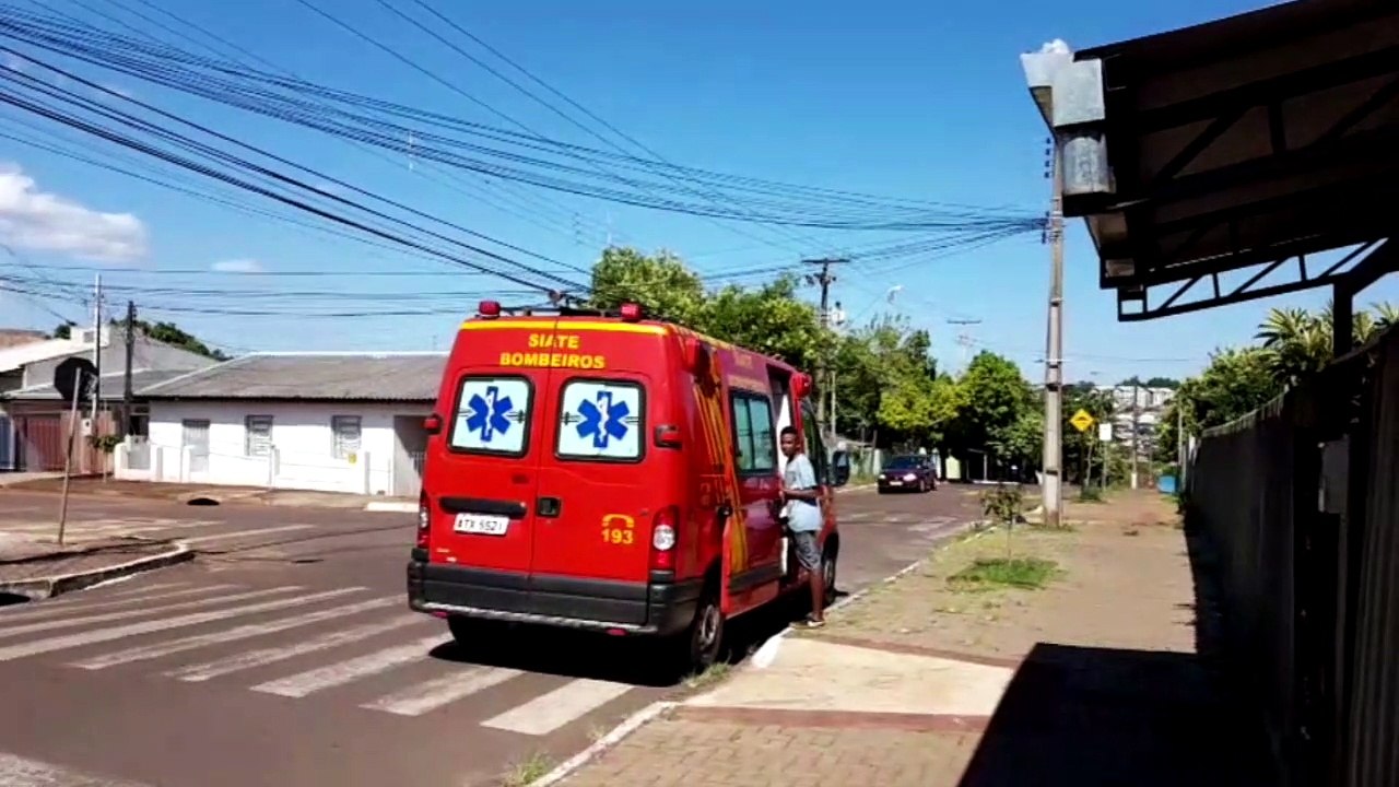 Menino tem laceração no rosto após se enroscar em cerca