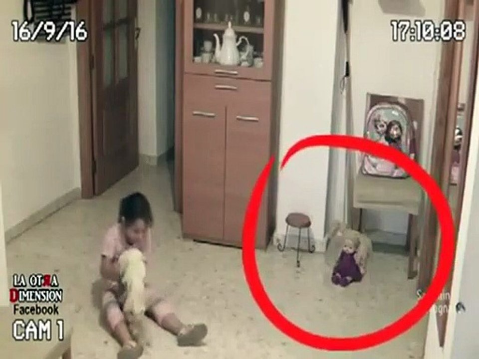 Ce papa place des camé dans la chambre de sa fille et se rend compte que des choses é se passent... Esprits et fantomes!