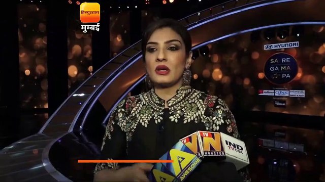 सा रे गा मा पा के एक सेट पर नजर आईं रवीना टंडन