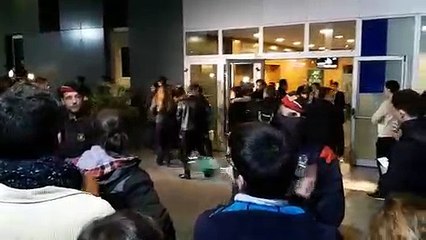 Els estudiants del Liceu acomiaden els assistents a l'acte de C's