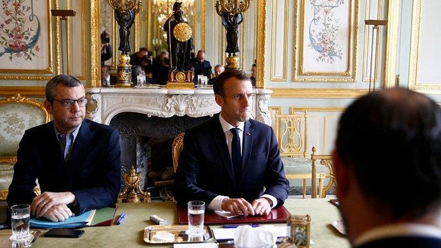 Macron cede e cancela subida das taxas sobre combustíveis