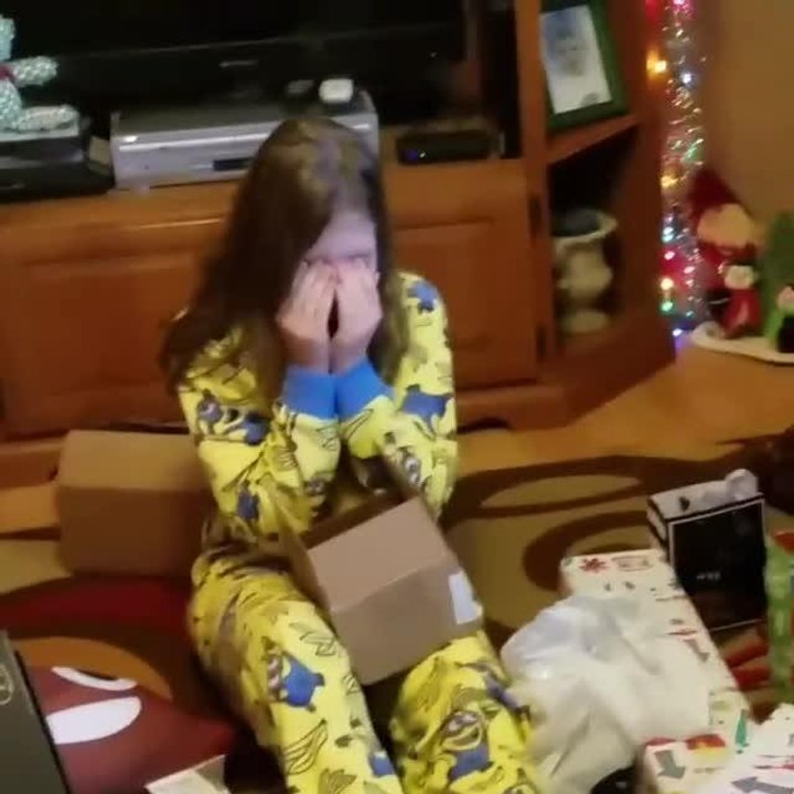 Preteen Gets Emotional After Getting Phone for Christmas - video Dailymotion
