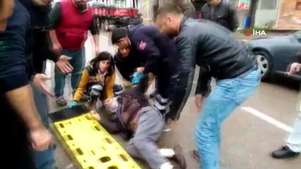 Kazada yaralanan yaşlı adam kamyonetin kasasında hastaneye götürüldü