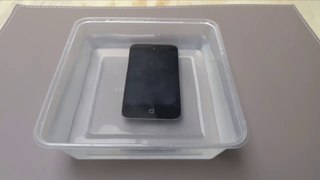 كيفية إنقاذ هاتف محمول بعد سقوطه في الماء