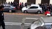 Des lycéens retournent trois voitures stationnées dans une rue à Orléans