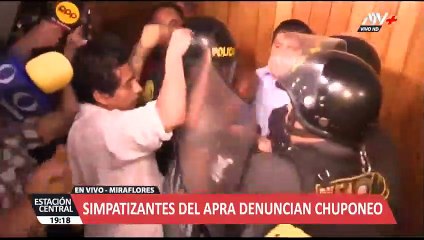 CAMIONETA DE LA DICTADURA GLOBALISTA DE PERU   AGARRADO  ESPIANDO A ALAN,EN LA PERSECUCION POLITICA EN PERU 2018