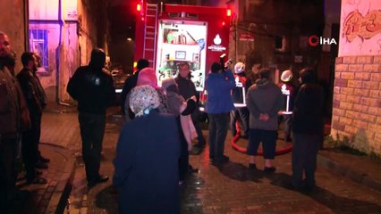 Fatih’te 4 katlı binanın en üst katı alev alev yandı