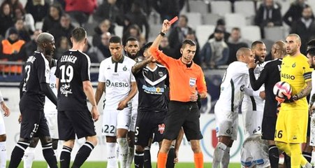 Kırmızı Kart Gören Futbolcu, VAR Kararıyla Soyunma Odasından Döndü