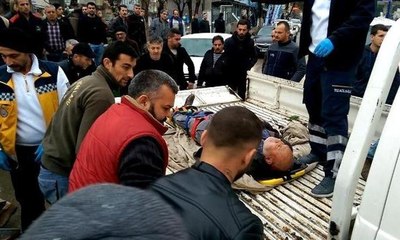 Ambulans gelmeyince, kamyonetin kasasında hastaneye kaldırıldı