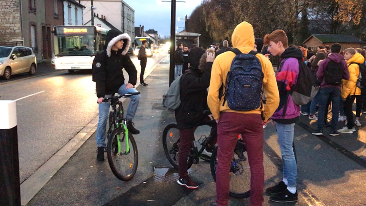 Alençon: une centaine d’élèves devant le lycée Alain