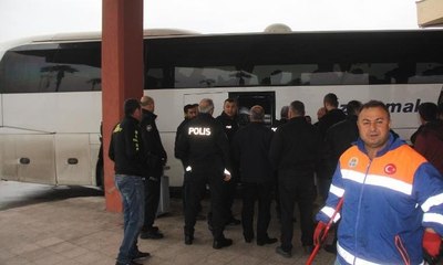 Bilet alamayınca otobüsü rehin aldı