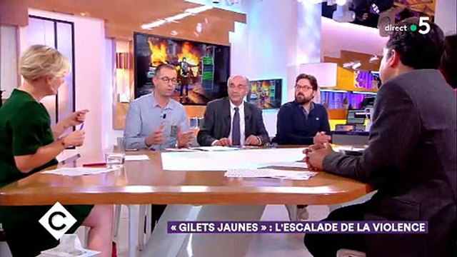 Voici comment les casseurs réussissent à embrigader des gilets jaunes dans leur violence - Vidéo