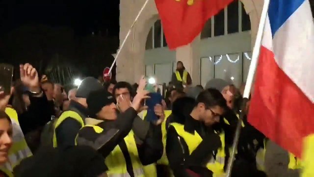Des CRS retirent leur casques face aux gilets jaunes (Pau)