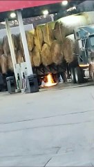 Oxycouper sous une remorque de foin dans une station-service