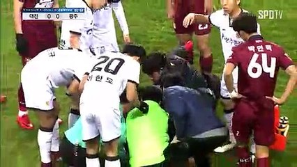 Un footballeur retombe sur la tête