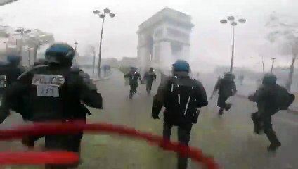 Un policier filme l'affrontement sous l'Arc de Triomphe #giletsjaunes