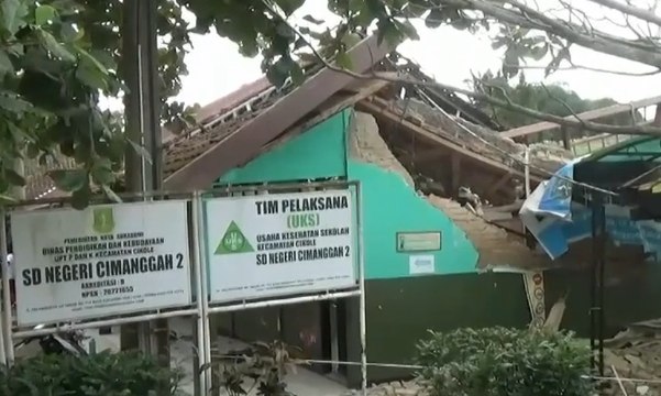 Sekolah Ambruk karena Guyuran Hujan, Siswa SDN Cimanggah 2 Belajar di Perpustakaan