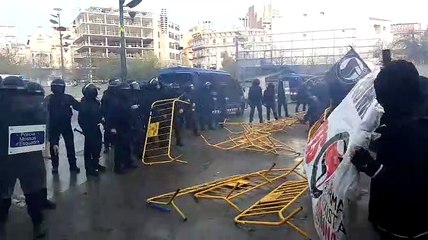 Els Mossos carreguen contra la manifestació antifeixista