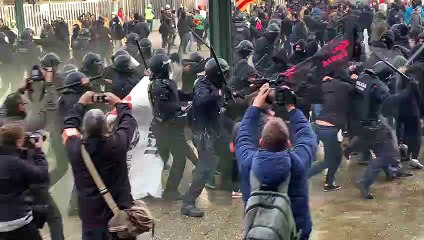 Càrregues dels Mossos contra activistes antifeixistes