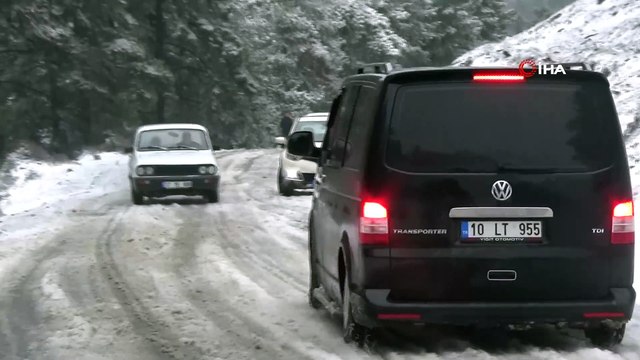 Kar ani bastırdı, hazırlıksız sürücüler yolda mahsur kaldı