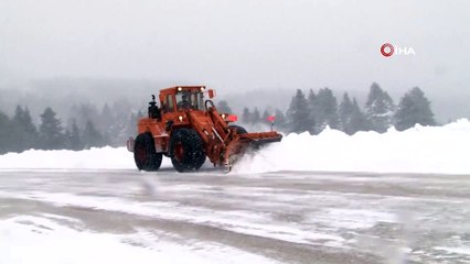 Uludağ yoğun kar ve tipiye teslim oldu