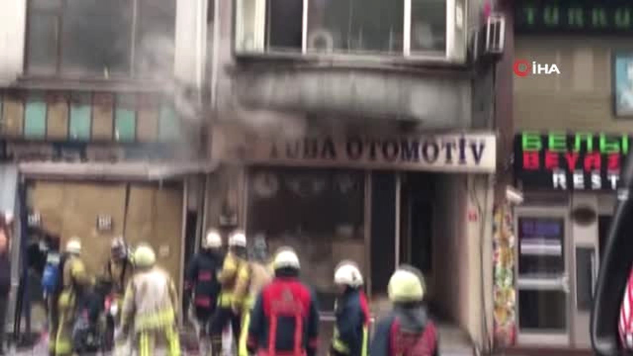 Fatih'te Ayakkabı-çanta İmalathanesinde Çıkan Yangın Esnafı Sokağa Döktü