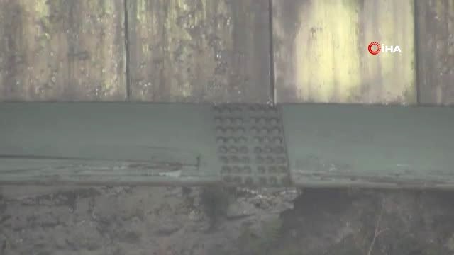 Bakırköy Sahil Yolunda Tır Üst Geçide Takıldı.