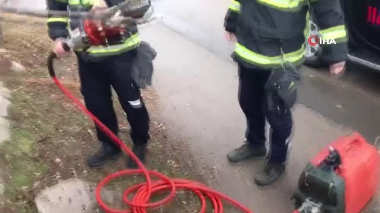 Kafası Kapıya Sıkışan Köpek İtfaiye Tarafından Kurtarıldı