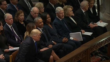 La mala educación: Trump ignora a los Clinton en el funeral de George Bush