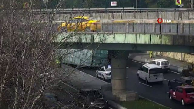 - Bakırköy sahil yolunda tır üst geçide takıldı. Kaza nedeniyle dorse devrilirken trafik tek şeritten sağlanıyor.