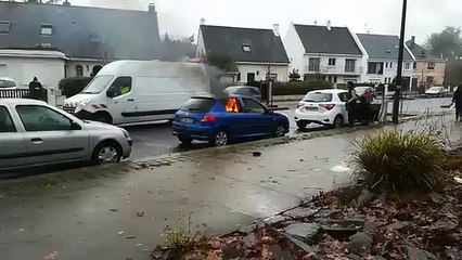 Une voiture en feu devant le lycée de La Colinière à Nantes