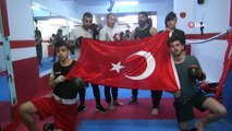Ülkeleri farklı, hedefleri aynı...Yabancı uyruklu 5 genç Türk Bayrağı için dövüşmeye hazırlanıyor