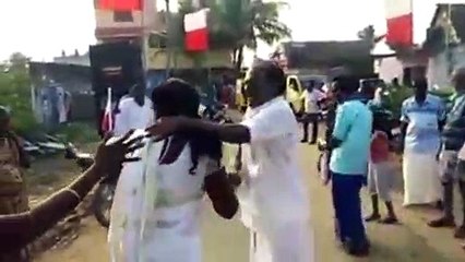 ஜெ. நினைவு நாளில் நடு ரோட்டில் பின்னிப் பிணைந்த அதிமுக ஜோடி!-வீடியோ