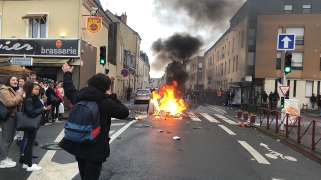 Feu de poubelles et abri de bus éclaté devant le lycée Touchard