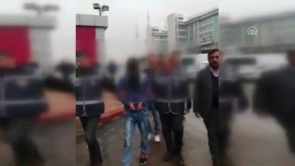 Télécharger la video: Aynı Gün İki Kişiyi Bıçaklayıp Gasbettiler