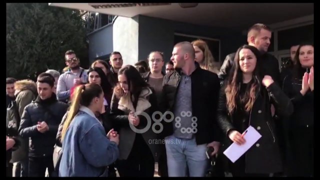 Ora News - Nuk jemi bankomat , edhe studentët e Shkodrës dalin në protestë
