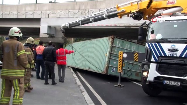 Tır sürücüsü ile görevliler arasında ilginç diyalog...Üst geçide takılan tır sürücüsü yüksekliğin 4 metre olduğuna ikna olmadı