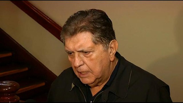 Alan García entrega el pasaporte y anuncia que vuelve a la política