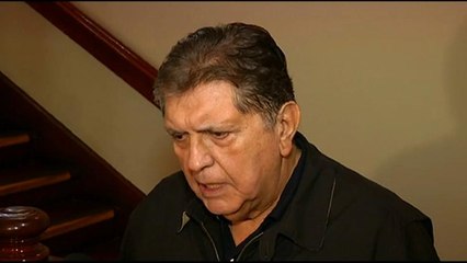 Alan García entrega el pasaporte y anuncia que vuelve a la política