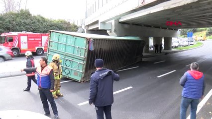 Florya'da Tır'daki Konteyner Yola Düştü: Kaza Yerinde 4 Metre Tartışması