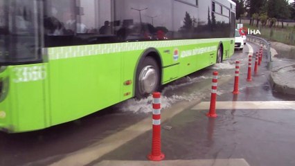 Adana'da yağış sonrası yollar gölete döndü