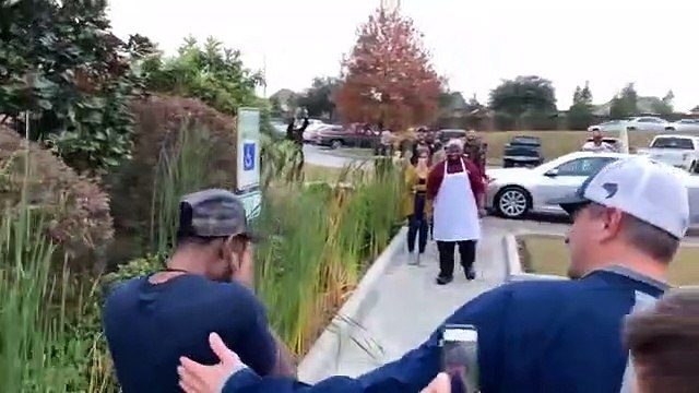 Ils rachètent une voiture à leur collègue qui s'est fait voler la sienne ! Moment magique