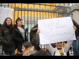 LIVE/Mijëra studentë vijojnë protestën para ministrisë