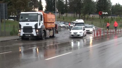 Adana'da Yağış Sonrası Yollar Gölete Döndü