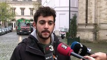 Adrià Carrasco desafiant després de ser alliberat per la policia belga