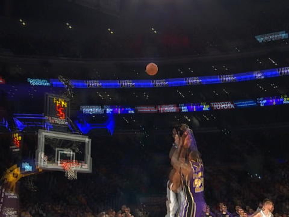 LeBron scores 42 points as Lakers beat Spurs