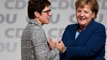 Annegret Kramp-Karrenbauer a CDU új elnöke, a 18 év után távozó Merkel utóda