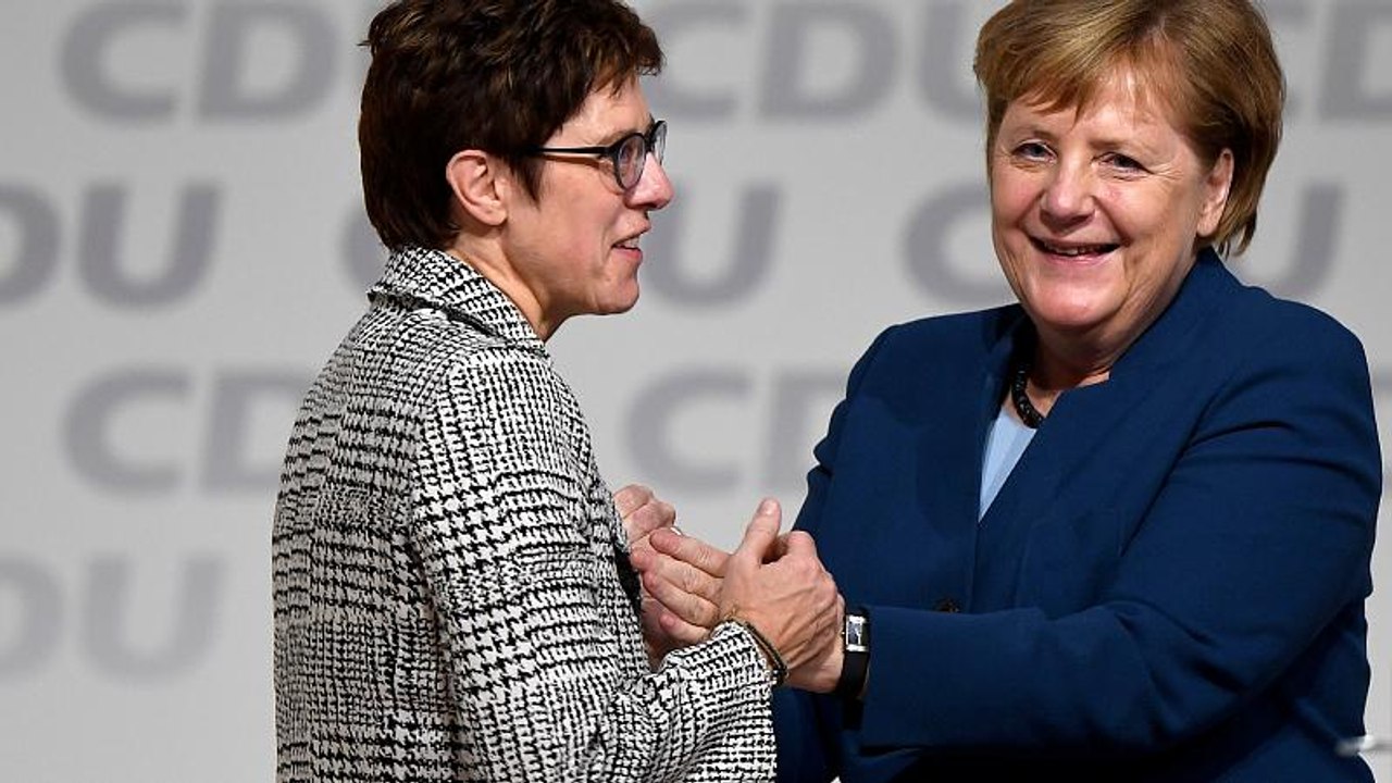 Annegret Kramp-Karrenbauer a CDU új elnöke, a 18 év után távozó Merkel utóda
