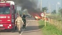 Carro pega fogo após bater em poste em rodovia de Linhares